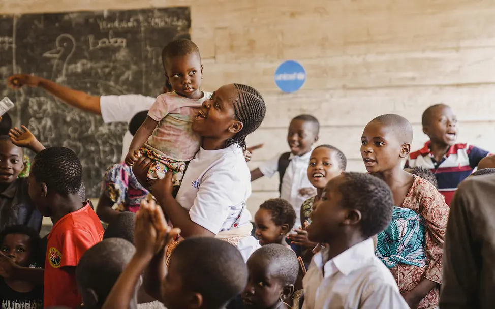 Kinderfreundliche Orte sind sichere Anlaufstellen für Kinder in Konfliktländern. | © UNICEF/Benekire Kinder im Ostkongo: Kinder spielen gemeinsam an einem kinderfreundlichen Ort