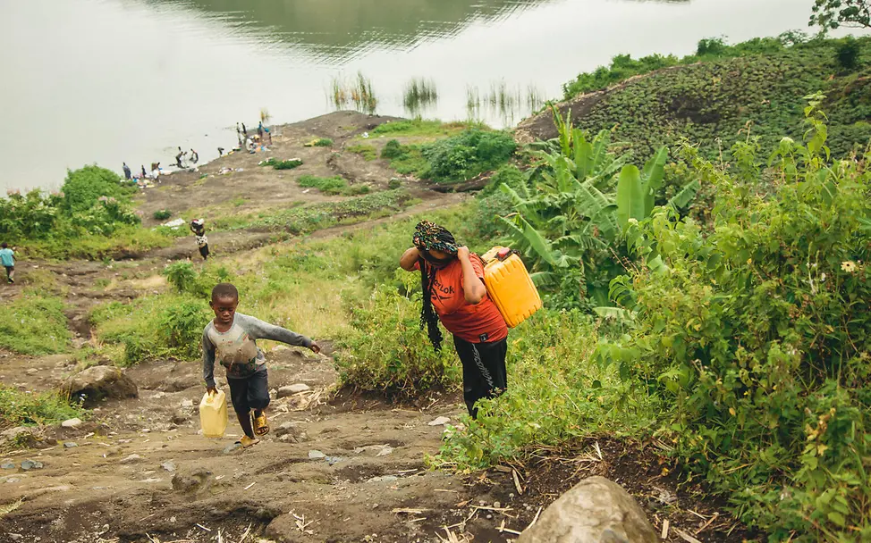 Kinder holen Wasser aus einem See in Nord-Kivu. | © UNICEF/UNI862227/Ushindi Kinder im Ostkongo: Kinder beim Wasserholen an einem See