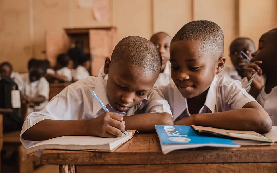 Kinder in einem Klassenzimmer in Süd-Kivu. | © UNICEF/UNI858270/Mirindi Johnson Kinder im Ostkongo: Kinder in einem Klassenzimmer in Süd-Kivu