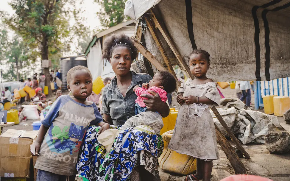 Masika musste bereits mehrfach mit ihren Kindern fliehen. | © UNICEF/UNI731752/Benekire Kinder im Ostkongo: Masika musste bereits mehrfach mit ihren Kindern fliehen.