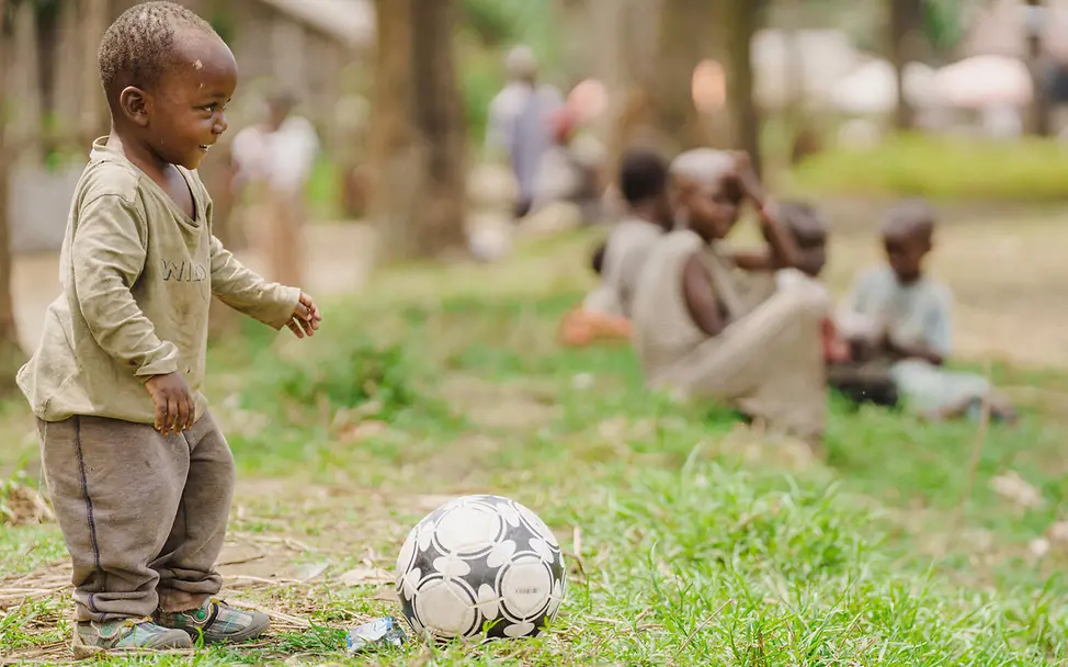 Ein von UNICEF unterstützer kinderfreundlicher Ort. | © UNICEF/UNI779722/Benekire Kinder im Ostkongo: Ein Kind spielt mit einem Ball