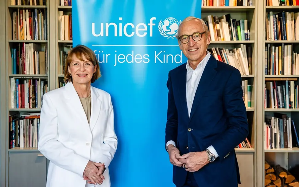 Elke Büdenbender und Georg Graf Waldersee | © UNICEF/Zimmermann Elke Büdenbender sowie Georg Graf Waldersee