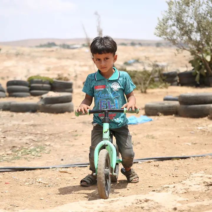 Ein palästinensischer Junge auf einem Fahrrad im Westjordanland | © UNICEF/Media Clinic Aufwachsen im Westjordanland: Ein palästinensischer Junge auf einem Fahrrad im südlichen Hebron.