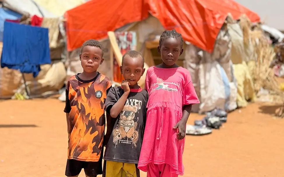 Kinder, die durch die Kämpfe in Al Obeid vertrieben wurden, suchen Zuflucht. | © UNICEF/UN0876231/ Kinder, die durch die Kämpfe in Al Obeid vertrieben wurden, suchen Zuflucht.