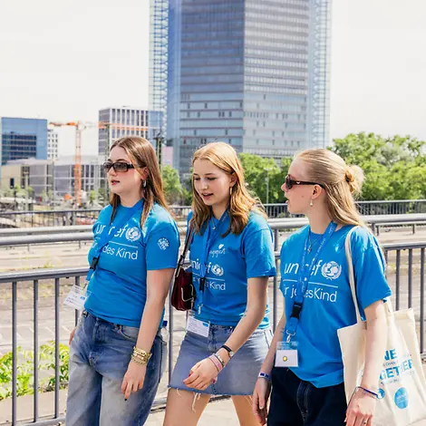 Kinderfreundliche Kommunen: Jugendliche laufen in UNICEF-Tshirts| © UNICEF/Stroisch Kinderfreundliche Kommunen: Jugendliche laufen in UNICEF-Tshirts