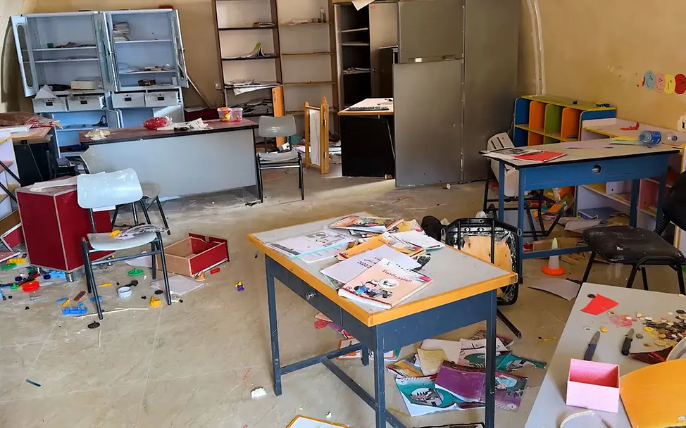 Ein von Siedlern zerstörter Raum eines Kindergartens in Hebron | © UNICEF/SoP/2026 Aufwachsen im Westjordanland: Ein von israelischen Siedlern zerstörtes Klassenzimmer in Hebron.