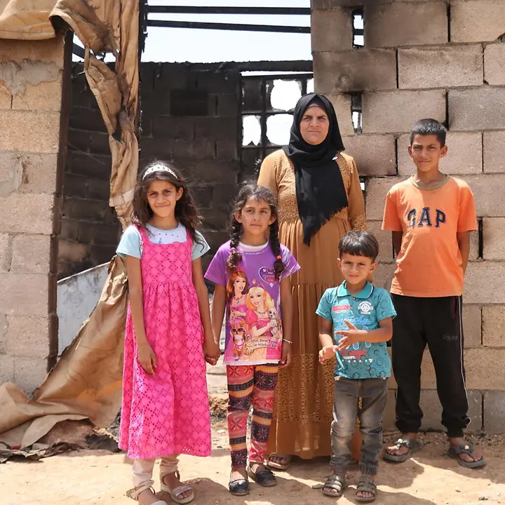 Eine palästinensische Familie vor ihrem von Siedlern abgebrannten Haus | © UNICEF/Media Clinic Aufwachsen im Westjordanland: Diese Familie hat durch israelische Siedlergewalt ihr Zuhause verloren.