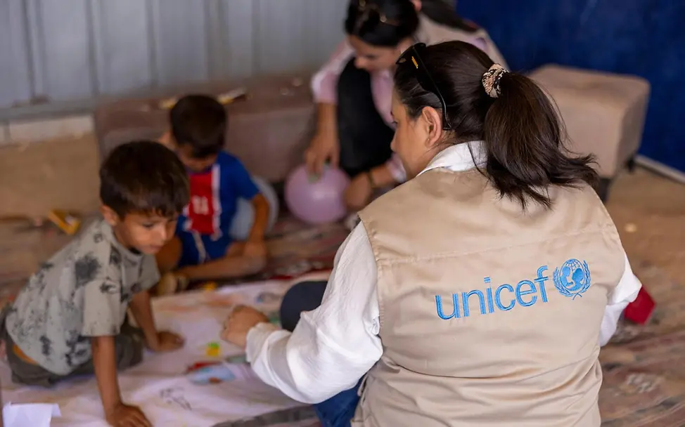 Kinder im Westjordanland spielen mit einer UNICEF-Helferin | © UNICEF/Izhiman Aufwachsen Westjordanland spenden: Kinder im Westjordanland spielen mit einer UNICEF-Helferin.