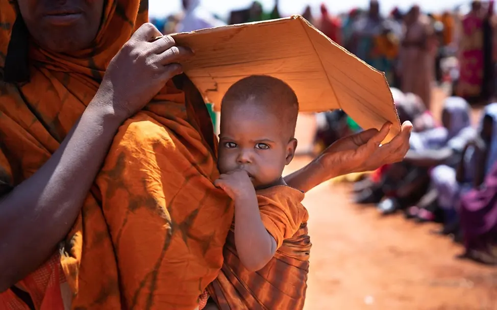 In Äthiopien schützt eine Mutter ihr Kind vor der Sonne. | © UNICEF/Pouget In Äthiopien schützt eine Mutter ihr Kind vor der Sonne.