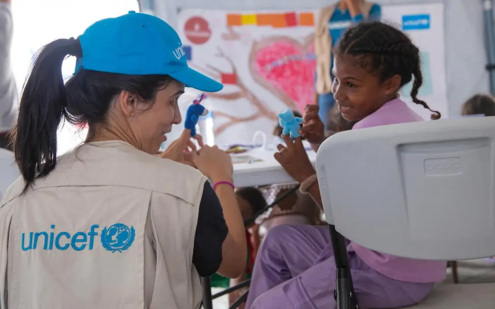 Kinder spielen mit UNICEF-Mitarbeiter*innen in einem Kinderfreundlichen Zentrum. | © UNICEF/Segovia Wie entstehen Erdbeben: Kinder spielen mit UNICEF-Mitarbeiter*innen in einem Kinderfreundlichen Zentrum.
