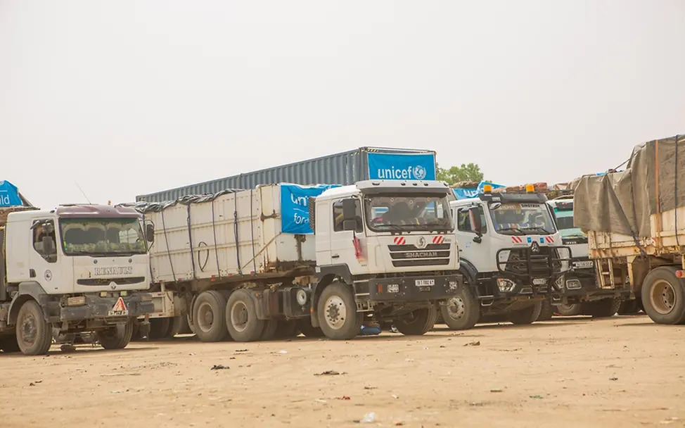 UNICEF erreicht auch in Kriegsgebieten Familien mit Hilfe | UNICEF/Khalil Sudan: Lkw mit Hilfsgütern stehen nebeneinander