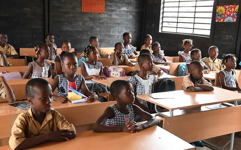 UNICEF unterstützt innovative Bildungsprojekte wie den Bau von Schulen aus Recyclingplastik. | © UNICEF/Dejongh Bildung einfach erklärt: Kinder sitzen in einem Klassenraum, der aus recyceltem Plastik gebaut wurde.