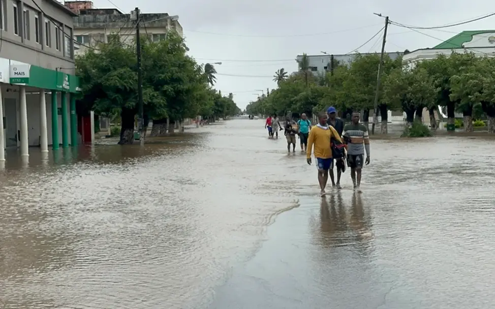 Überschwemmungen entstehen oft als Folge von Stürmen mit Starkregen, die Wassermassen ins Land drücken. | © UNICEF/Taylor Folgen von Hochwasser: Menschen laufen eine überflutete Straße entlang.
