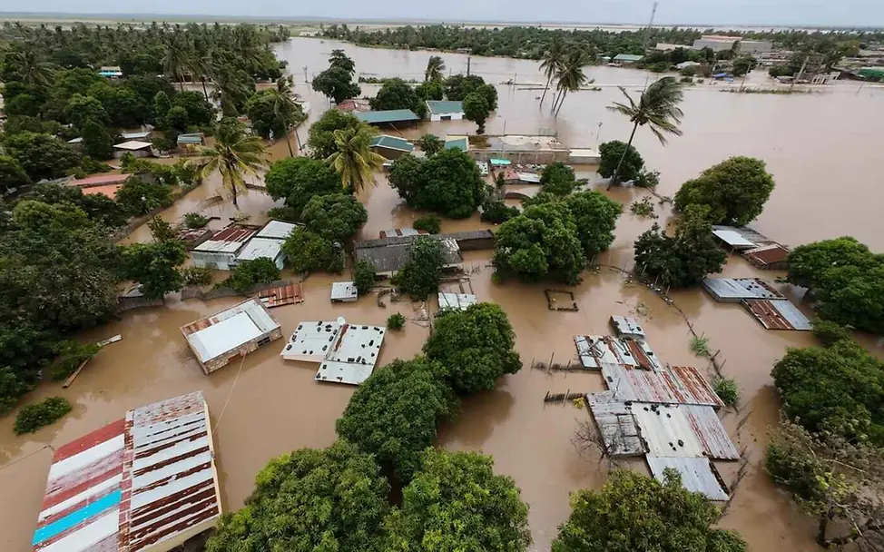 Nach einer Überschwemmung kann es Wochen dauern, bis sich das Wasser zurückzieht. | © UNICEF/Taylor Folgen von Hochwasser: Luftaufnahme eines vollkommen überfluteten Dorfes.