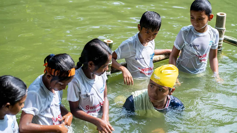 Viele Dörfer in Bangladesch liegen in unmittelbarer Nähe zu hochwassergefährdeten Flüssen. | © UNICEF/Himu Hochwasser Folgen: Ein Mädchen macht im Fluss Schwimmübungen mit Kindern.