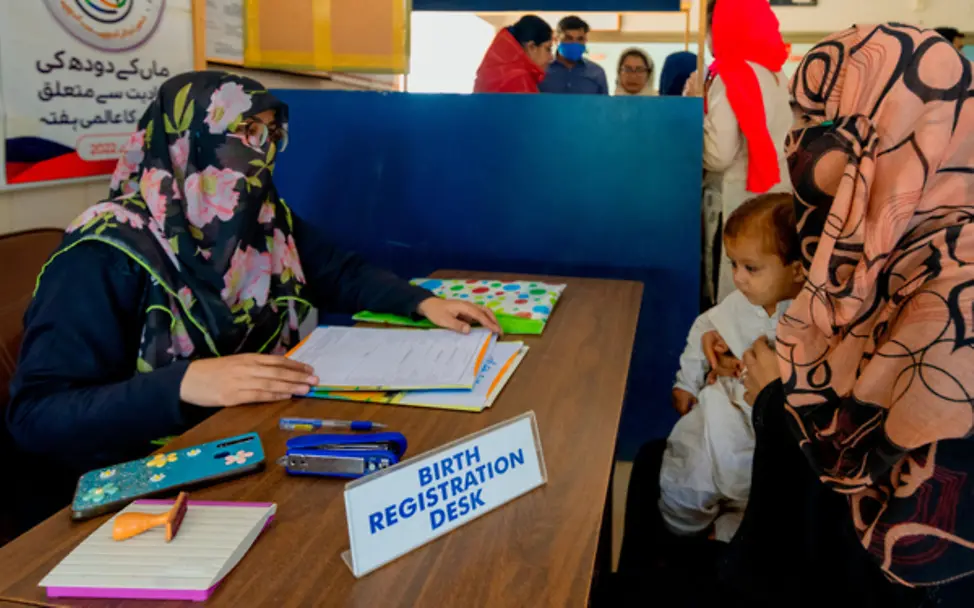 Polio: Beratung am Schalter zur Geburtsregistrierung | © UNICEF/Bukhari Polio: Eine Mitarbeiterin dokumentiert Daten für Mutter und Kind