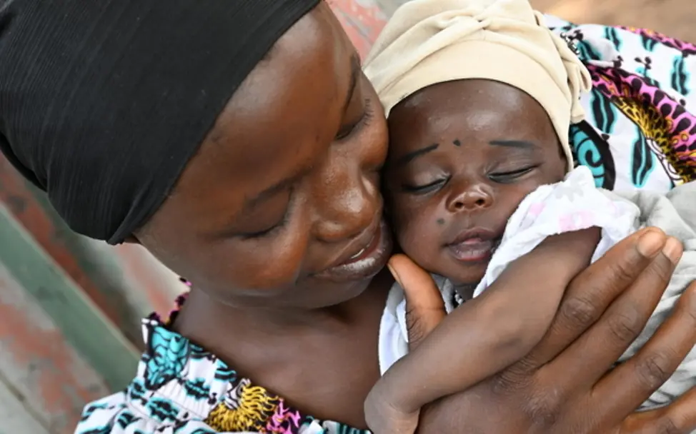 Korotoum ist durch die Fachkräfte bestens informiert, wie sie sich um ihre neugeborene Tochter kümmern muss | © UNICEF/Dejongh Mutter hält ihr Kind fest im Arm, nachdem sie sich über Kindesernährung informiert hat