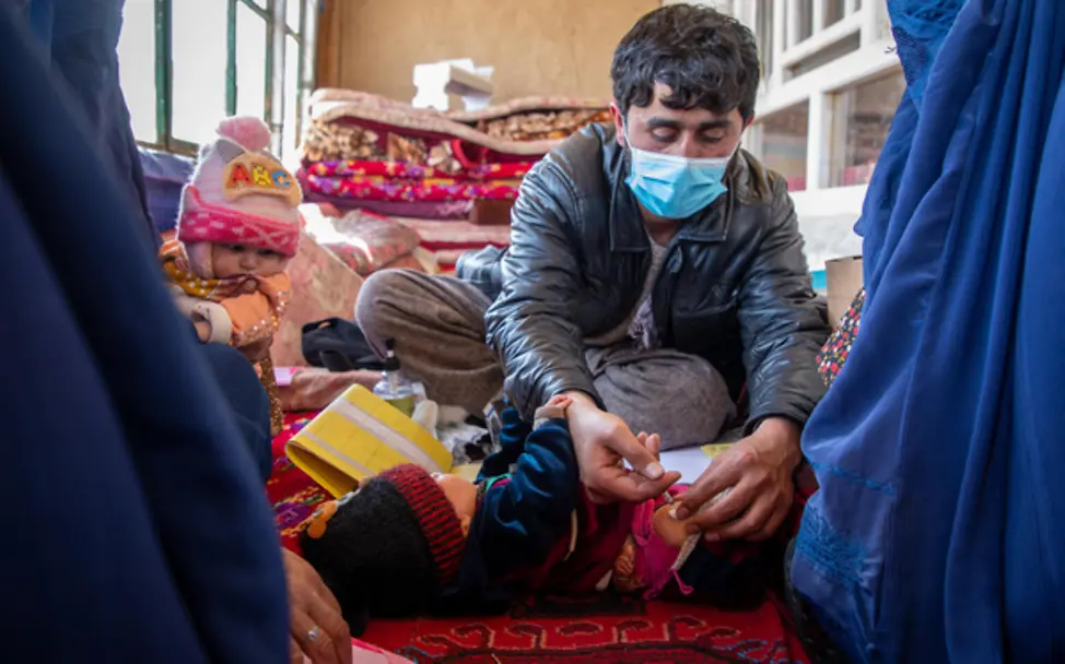 Afghanistan: Impfhelfer verabreicht Kindern Impfungen schnell und vor Ort | © UNICEF/Azizi Afghanistan: Impfhelfer fährt auch zu den abgelegensten Dörfern, um Kinder zu impfen