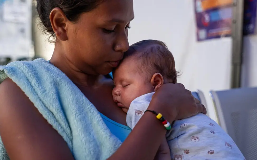 In einem temporären Camp in Venezuela, bringt Girly Martínez ihr Baby Galilea zum Impfen. | ©UNICEF/Paz In einem temporären Camp in Venezuela, bringt Girly Martínez ihr Baby Galilea zum Impfen.