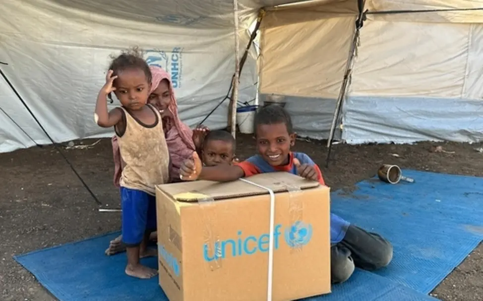 Geflüchtete Familien im Sudan erhalten Unterstützung von UNICEF | © UNICEF/Nakibuuka Geflüchtete Familien im Sudan erhalten ein Paket von UNICEF, das ihnen helfen soll.