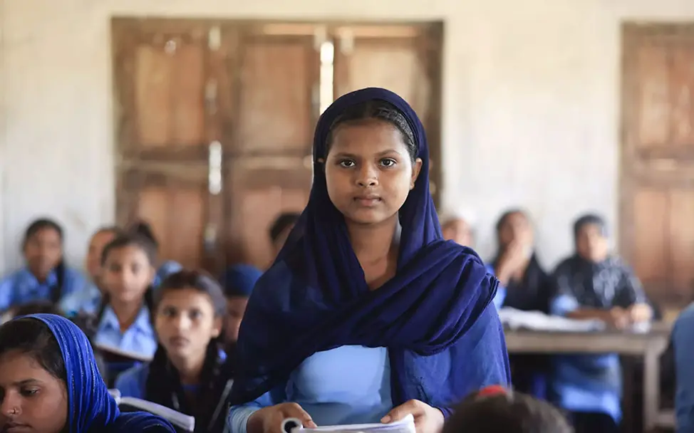 durch das SAGE-Programm können diese Mädchen zur Schule gehen | © UNICEF/LPNgakhusi Eine Schulklasse in einer Mädchenschule, die durch das SAGE-Programm zur Schule gehen können