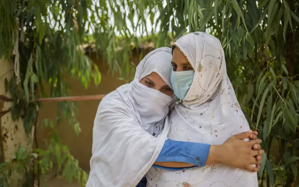 Nach Aufklärungsarbeit von UNICEF wird die jugendliche Aqeela nicht mehr in die Kinderehe gezwungen | © UNICEF/Saiyna Bashir Ein Mädchen umarmt ihre jugendliche Schwester, die vor einer Zwangsheirat geschützt wurde.