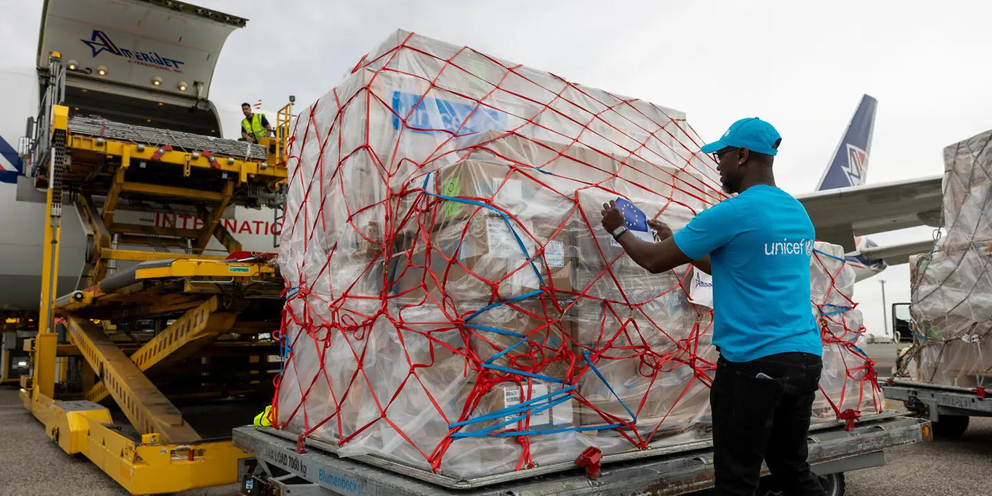 Humanitäre Hilfsgüter werden aus einem Flugszeug entladen | UNICEF/Visona Humanitäre Hilfe: Hilfsgüter werden aus einem Flugzeug entladen