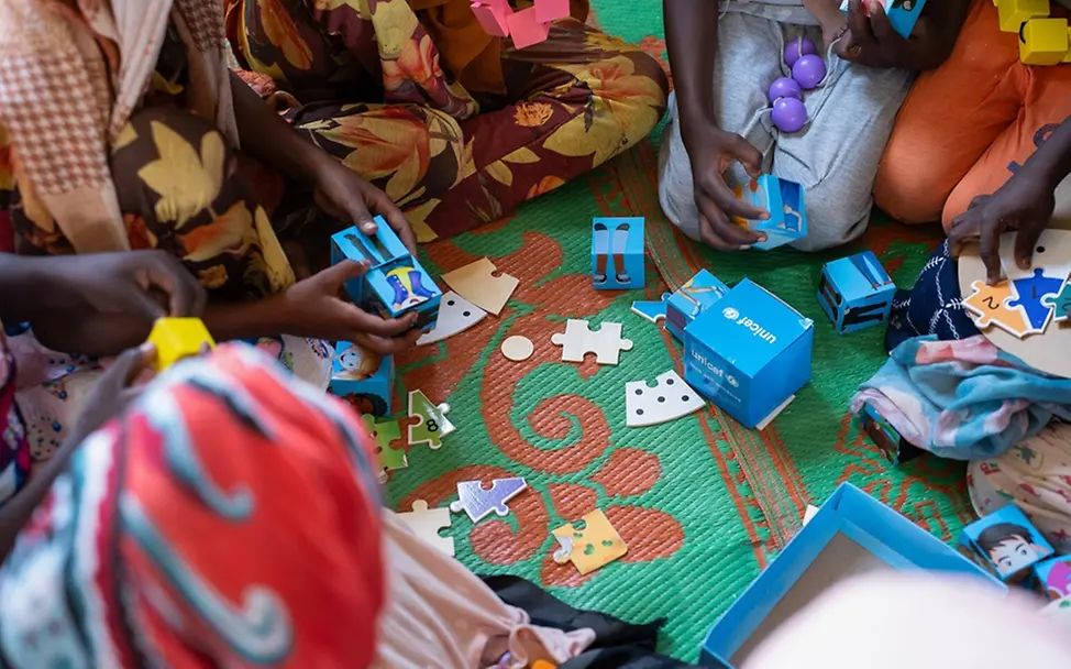 Kinder in Port Sudan in einem von UNICEF unterstützen Lernzentrum. | © UNICEF/Satti Kinder spielen im August in Port Sudan in einem von UNICEF unterstützen Lernzentrum.