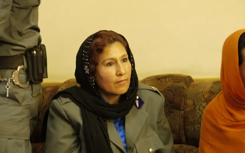 Exotin in einer Männergesellschaft. ©UNICEF/von Welser Exotin in einer Männergesellschaft. ©UNICEF/von Welser