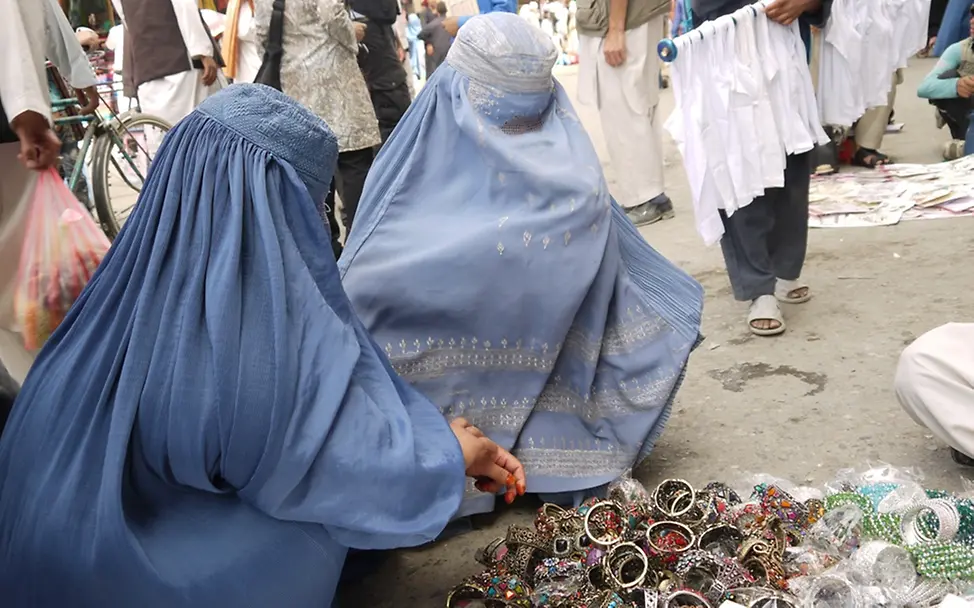 Käuferinnen in ihrer Burka auf einem Kabuler Markt. ©UNICEF/von Welser Käuferinnen in ihrer Burka auf einem Kabuler Markt. ©UNICEF/von Welser