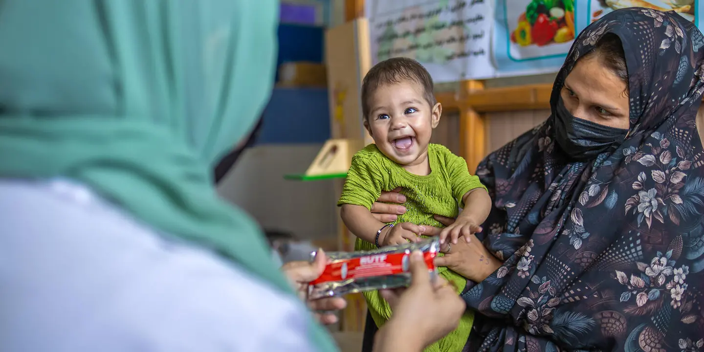 In einem Gesundheitszentrum in Afghanistan werden mangelernährte Kinder behandelt | UNICEF/UN0877178/ Afghanistan: Ein Kind mit seiner Mutter in einem Gesundheitszentrum