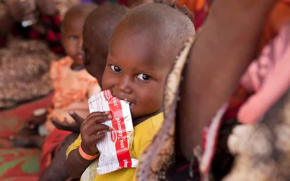 Sofort helfen und spenden | © UNICEF/Patricia Esteve Erdnusspaste: Zusatznahrung für Kinder