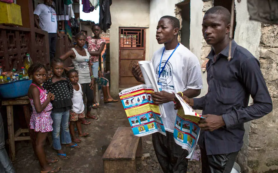 Hausbesuche während der Aufklärungskampagne | © UNICEF Sierra Leone/Tanya Bindra Ebola Sierra Leone: Hausbesuche bei Aufklärungskampagne