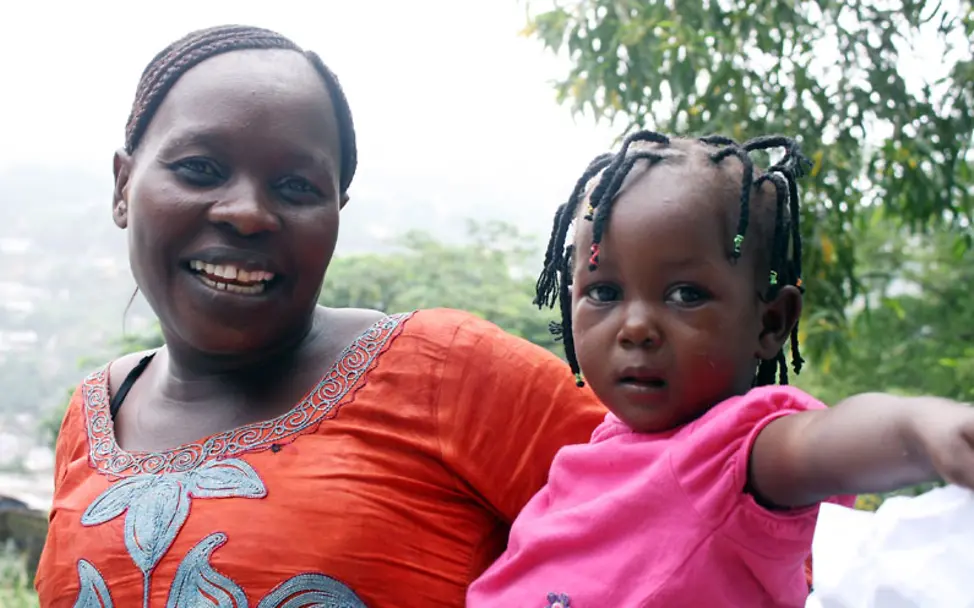 Krankenschwester adoptiert Issata | © UNICEF Sierra Leone 2014/Tolu Bade Ebola Sierra Leone: Issata mit Krankenschwester