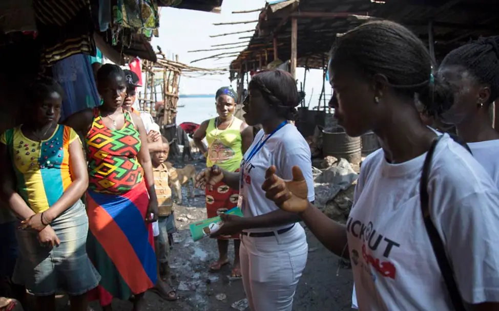 Gespräche von Helfern mit Müttern | © UNICEF Sierra Leone/Tanya Bindra Ebola Sierra Leone: Gespräche von Helfern mit Müttern