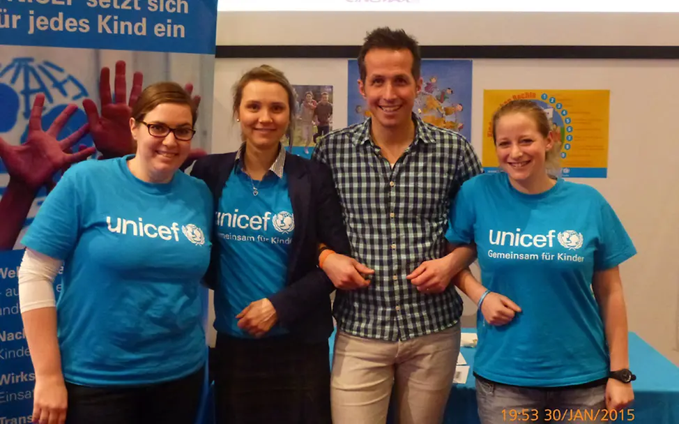 UNICEF-Pate Willi Weitzel trifft UNICEF-Bremen|©UNICEF Bremen Willi Weitzel trifft ehrenamtliche Mitarbeiter von UNICEF in Bremen