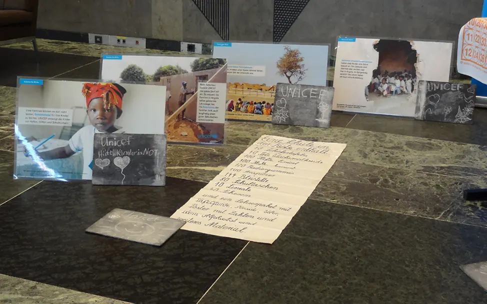 Besucher bei Willi Weitzel können sich die UNICEF-Schule in der Kiste anschauen|©UNICEF Nürnberg/G. Fuchs UNICEF-Schule in der Kiste zum Anfassen bei Willi Weitzel