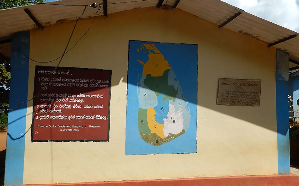 Schulgebäude mit einer Tafel mit den Forderungen einer kinderfreundlichen Schule. | © UNICEF DT/2015/Beate Jung Sri Lanka: Schulgebäude mit einer Tafel mit den Forderungen einer kinderfreundlichen Schule.