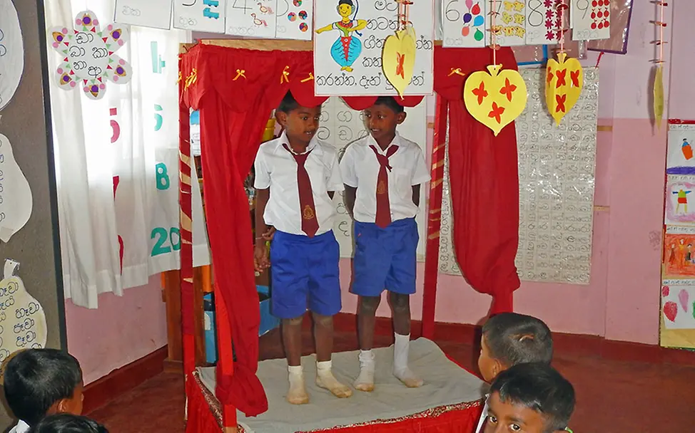 Schüler führen ein Theaterstück auf. | © UNICEF DT/2015/Beate Jung Sri Lanka: Schüler führen ein Theaterstück auf.