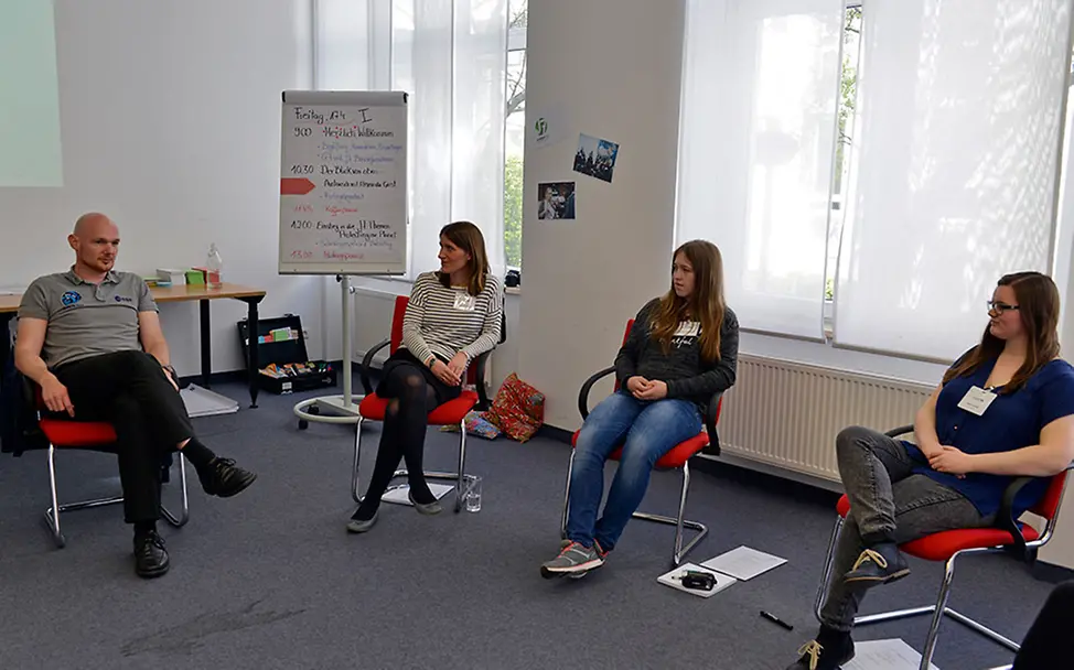 Das deutsche Team und Alexander Gerst beim gemeinsamen Workshop | © UNICEF/DT2015-21461/Hyou Vielz Jugendgipfel J7 2015: Das deutsche Team und Alexander Gerst beim gemeinsamen Workshop