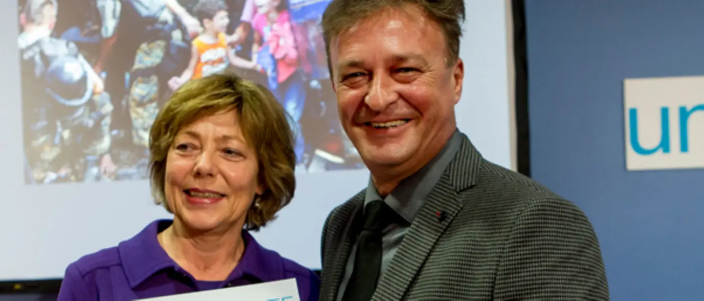 UNICEF-patroness Daniela Schadt and Georgi Licovski | © UNICEF/Julia Zimmermann UNICEF Photo of the Year: Georgi Licovski