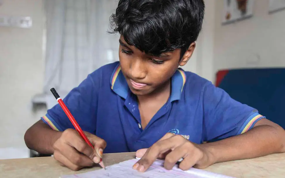 Bildung für Straßenkinder: Milon lernt lesen | © UNICEF/DT2012/Silke Fock-Kutsch Bildung für Straßenkinder: Milon lernt lesen.