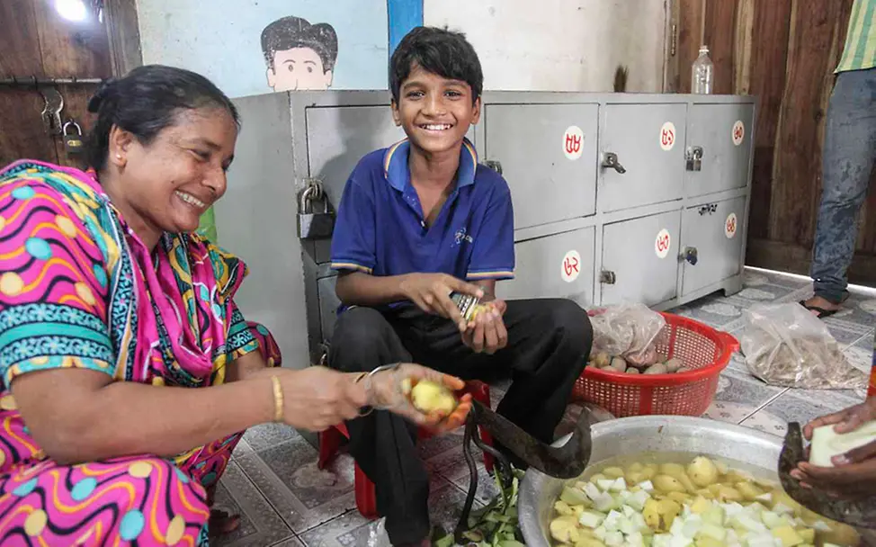 UNICEF-Zentrum für Straßenkinder: Alle helfen mit. © UNICEF/DT2012-31822/Silke Fock-Kutsch UNICEF-Zentrum für Straßenkinder: Alle helfen mit.