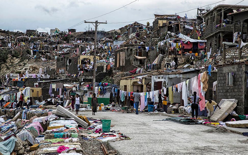 Die ersten Aufräumarbeiten in Haiti haben begonnen. Tausende Menschen leben nun auf der Straße oder in Notunterkünften. 
