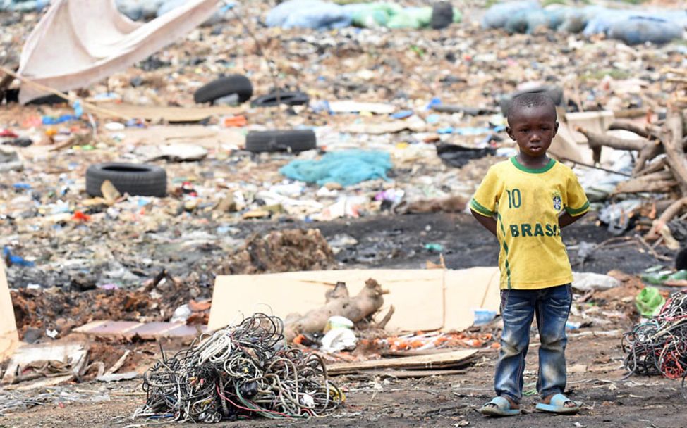 Elfenbeinküste: Plastikmüll als Baustein für die Zukunft