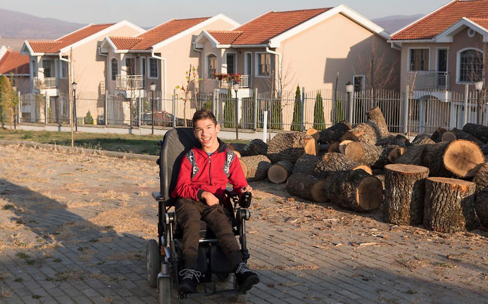 Kosovo: Rijad im Rollstuhl vor seinem Haus