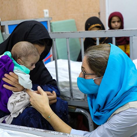 Afghanistan: UNICEF-Sprecherin Sam Mort besucht Kinder in einem Krankenhaus