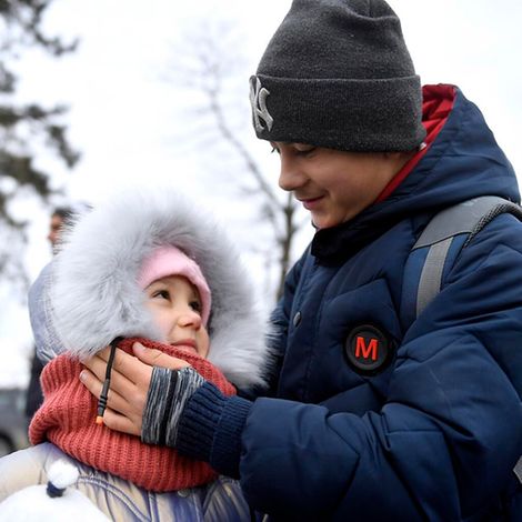 Menschen aus der Ukraine helfen: Zwei Kinder auf der Flucht helfen sich gegenseitig