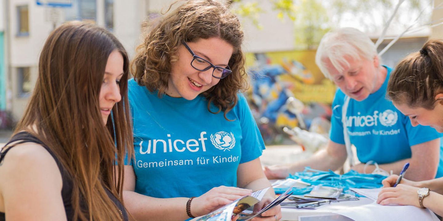UNICEF-Mitarbeitende bei einer Aktion für die Kampagne Letzte Chance für eine Kindheit |© UNICEF/Lämmler