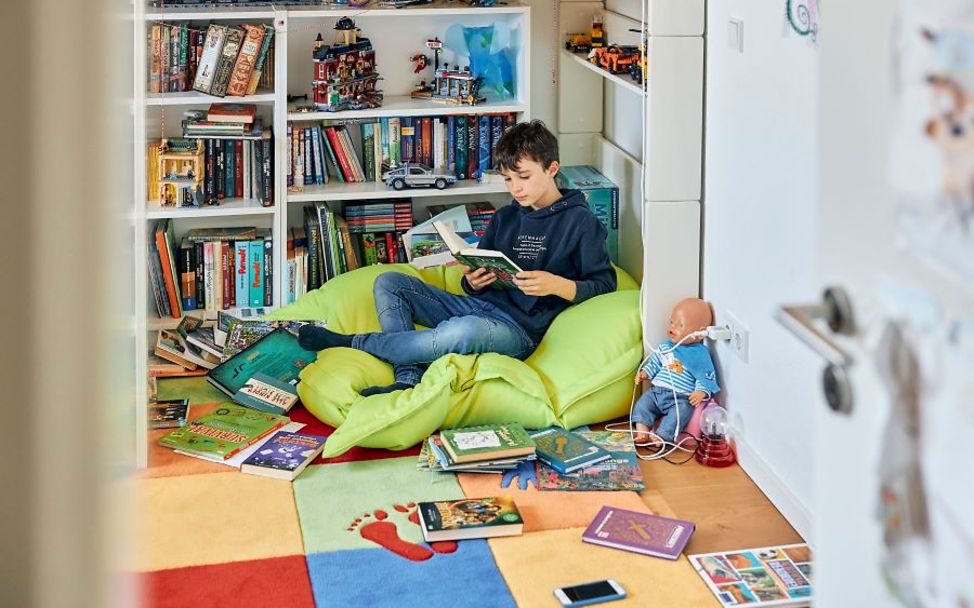 Hitze Kinder: Junge liest in seinem Zimmer.